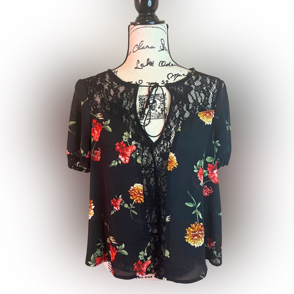 🌹 Floral & Lace Top